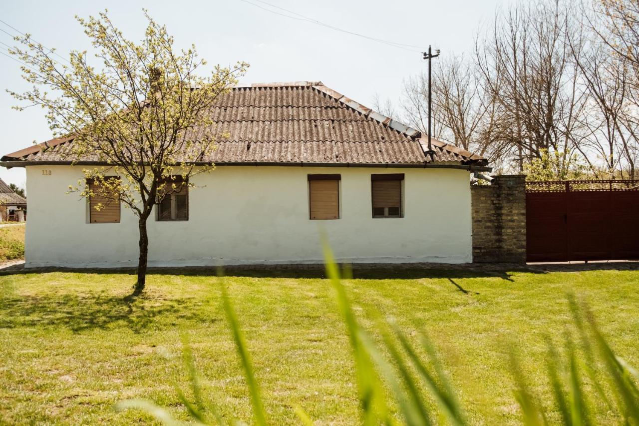 'monas' House